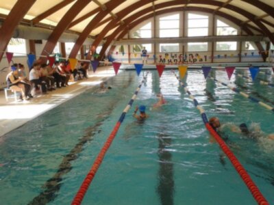 La piscina municipal ofrece natación adaptada a todas las edades con fines deportivos y terapéuticos(Chipiona)