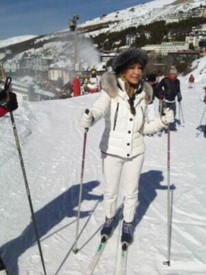 Carmen Lomana se divierte y olvida de su separación esquiando en Sierra Nevada