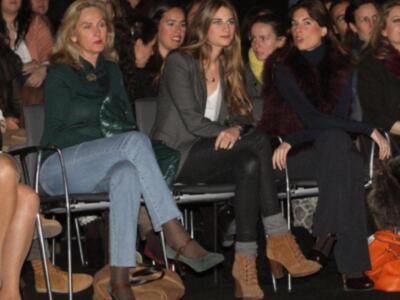 Lourdes Montes por primera vez en familia, con su madre y su hermana para ver desfilar a su cuñada Eva González