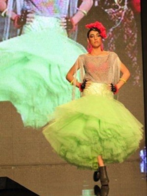 Claudia Revuelta debuta sobre la pasarela 