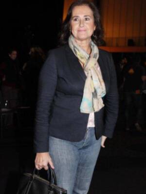 Lourdes Montes por primera vez en familia, con su madre y su hermana para ver desfilar a su cuñada Eva González