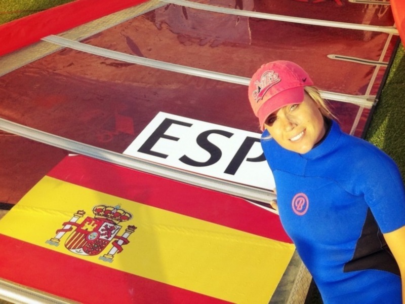 Atleta española en la línea de salida de una competición de atletismo.