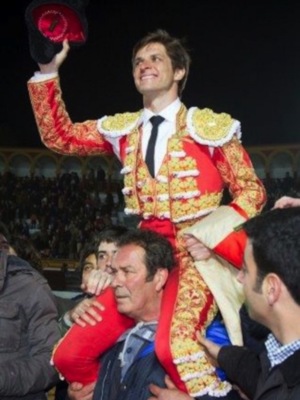 El Juli reaparece en Olivenza y sale por la puerta grande