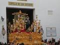Procesión religiosa en la Capilla de San Gregorio, con una imagen procesional dorada y una multitud reunida en el patio.