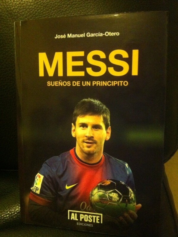 Portada del libro "Messi: Sueños de un Principito" de José Manuel García-Otero, con una imagen de Lionel Messi en el campo de fútbol.