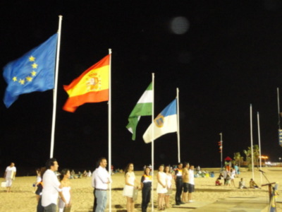 La noche de San Juan fue precedida de la izada oficial de banderas de las playas de Chipiona