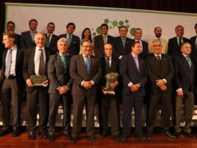 El duque de Alba acude a un homenaje a Curro Romero por parte del Betis 