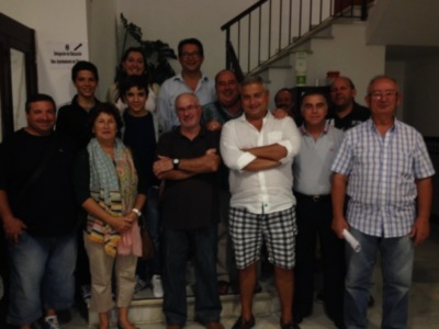 Grupo de personas posando en una escalera interior.
