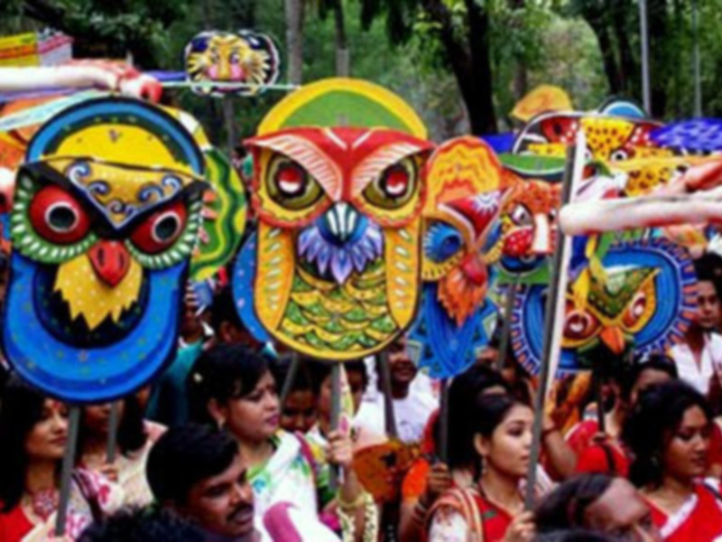 Fiesta vibrante con máscaras de búhos coloridos, celebrando la tradición cultural.