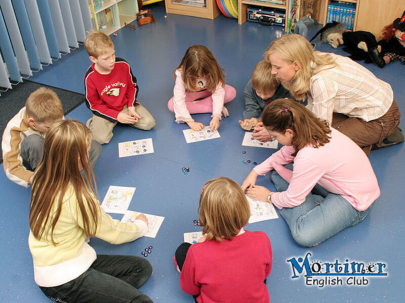 Niños aprendiendo inglés en un club de inglés infantil.