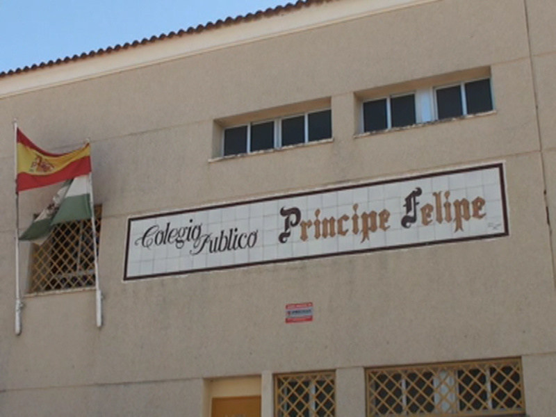 Colegio Público Príncipe Felipe con bandera española en la fachada.