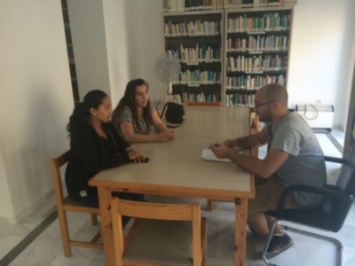 La Delegada de Cultura se compromete con un grupo de jóvenes a ampliar el horario de la Biblioteca(Chipiona)