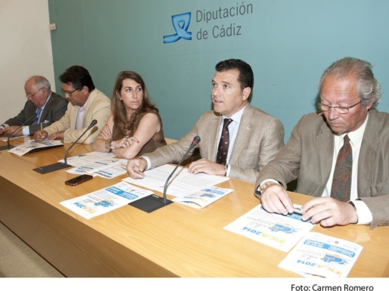 Conferencia de prensa en la Diputación de Cádiz con autoridades y medios de comunicación.