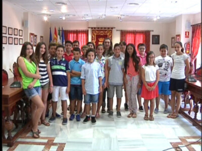 Grup de nens i nenes posant per a una foto en un ambient interior.