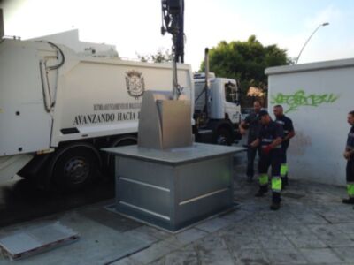Trabajadores de limpieza descargando un contenedor de basura en Bollullos, España.