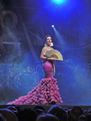 Sevilla. Sensacional actuación de la cantante Érika Leiva en el homenaje a la popular artista, Marife de Triana en la plaza del Altozano en su Velá de Santa Ana.