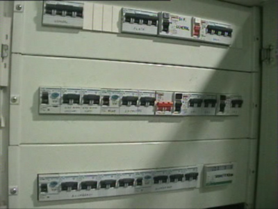 Un panel de control con interruptores y paneles de luz.