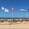 Ya ondean en las tres playas urbanas de Chipiona las banderas de la prestigiosa certificación Q de Calidad 