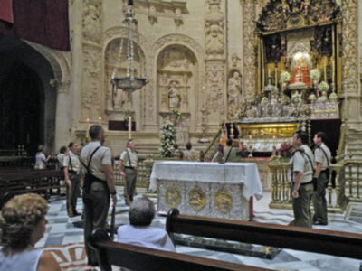 Sevilla. Reverencia al santo Rey como culminación a los actos litúrgicos de la Virgen de los Reyes.
