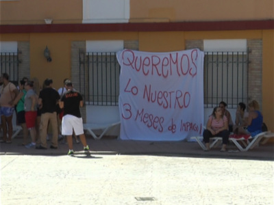 Protesta con pancarta 'Queremos 3 Meses de Impacto' en una plaza.