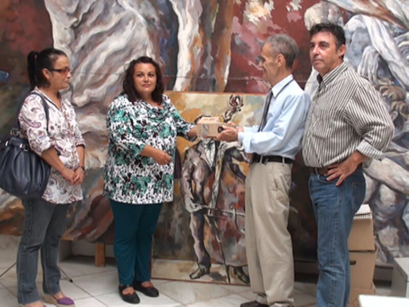 El pintor Julio Ceballos ha entregado hoy 2.000 euros recaudados del sorteo de uno de sus óleos a la Cocina Social de Chipiona.