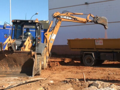 Comienzan las obras del nuevo edificio polifuncional en el Polideportivo que centralizará el área de Deportes.(Chipiona) 