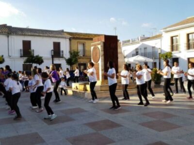 Diputación condena la violencia de género con flashmobs en cinco municipios de la provincia entre los que está Chipiona. 