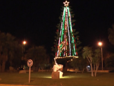 El Ayuntamiento lanza un mensaje de sostenibilidad ambiental con el árbol de navidad de la rotonda del Camaleón