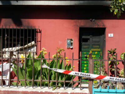 Efectivos del Consorcio de Bomberos extinguen un incendio que deja calcinada una vivienda en la calle Naranjo(Chipiona)