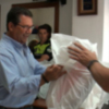 Antonio Peña entrega a los efectivos de la Policía Local la nueva uniformidad de verano(Chipiona)
