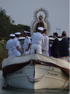 Sevilla.El Guadalquivir testigo de la  Procesión fluvial del Carmen de Calatrava.