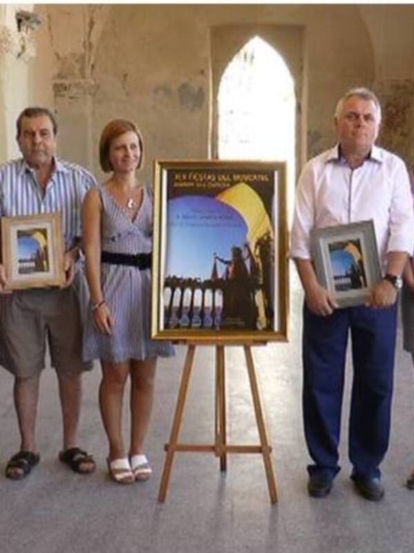 Celebración de la Feria del Libro en el Monasterio de San Miguel, con autoridades y participantes mostrando sus premios.