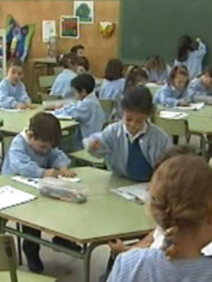 Clase de primaria con niños escribiendo en sus cuadernos.