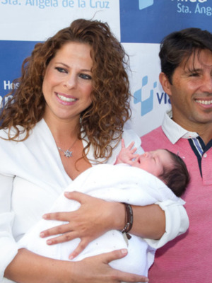 La cantante Pastora Soler ha presentado hoy a su primera hija, Estrella, tras recibir el alta en el Hospital Viamed Santa Ángela de la Cruz de Sevilla.