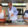 El periodista Carlos Herrera cocina en la casa de Bertín Osborne, esta semana en En la tuya o en la mía
