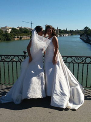 Pareja de novias en el Puente de Triana.