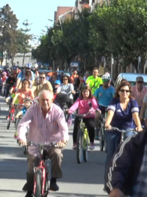 La gran fiesta ciclista de Chipiona sirve para reivindicar a la Junta el carril bici acordado 
