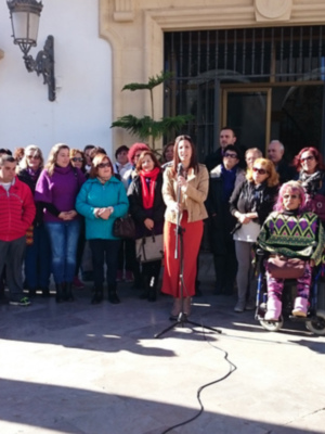Un crespón negro recuerda a las mujeres fallecidas con motivo de la conmemoración del 25 de noviembre(Chipiona)