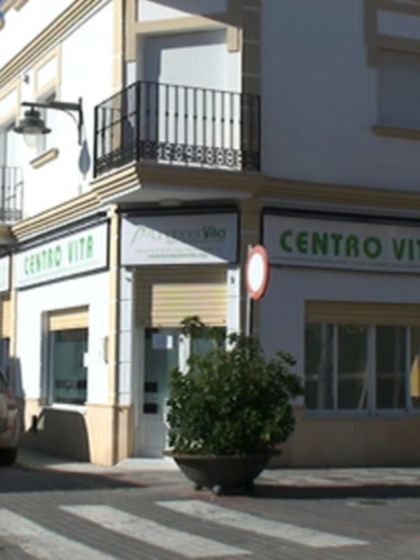 Centro comercial en la calle, con tiendas y locales comerciales.