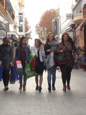 Fiestas y las Damas del Carnaval de Chipiona vuelven a promover las compras navideñas en los comercios locales