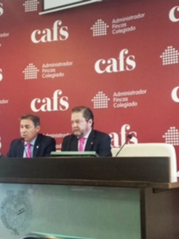 Conferencia de prensa en el Congreso de la CAFS, con dos hombres sentados en una mesa frente a un fondo rojo con el logo de la CAFS.