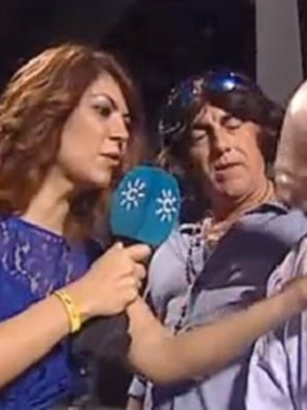 Entrevista en vivo con un presentador y un invitado en un escenario.