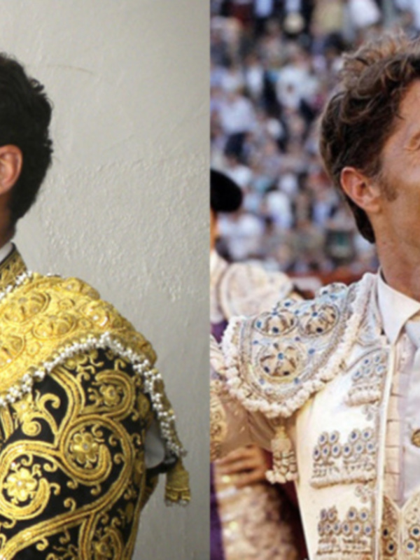 Dos toreros con trajes tradicionales de la tauromaquia, uno con un traje negro y dorado y otro con un traje blanco y dorado, ambos sonrientes y con una expresión seria en el rostro.