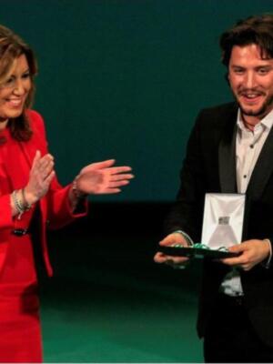 MANUEL CARRASCO CON SU NOVIA ALMUDENA NAVALON AL RECOGER LA MEDALLA DE ORO DE ANDALUCIA