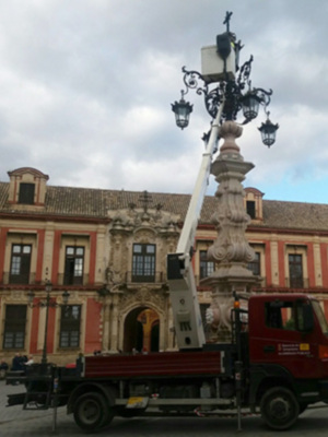 El Ayuntamiento de Sevilla realiza trabajos de mantenimiento del sistema de iluminación en la Plaza del Triunfo