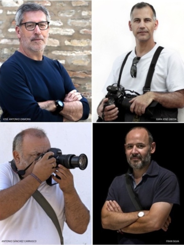 Una colección de cuatro retratos de fotógrafos, cada uno con su cámara, en diferentes escenarios y estilos de vestimenta.