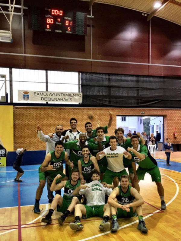 Equipo de baloncesto celebrando una victoria en el estadio municipal de Benahavís.