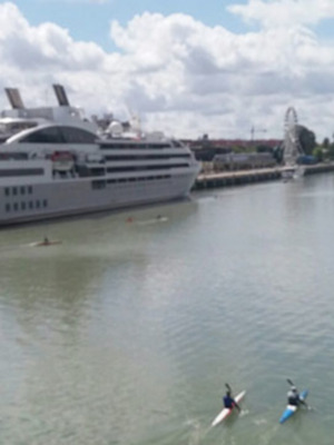 Barcos turísticos y cruceros