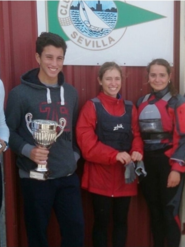 Ganadores de una competición de vela, posando con sus trofeos frente al Club Náutico de Sevilla.
