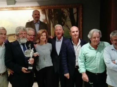 Leo Chaves premiado por su vida deportiva por el ayuntamiento de sevilla en el lope de Vega acudieron todos los hermanos